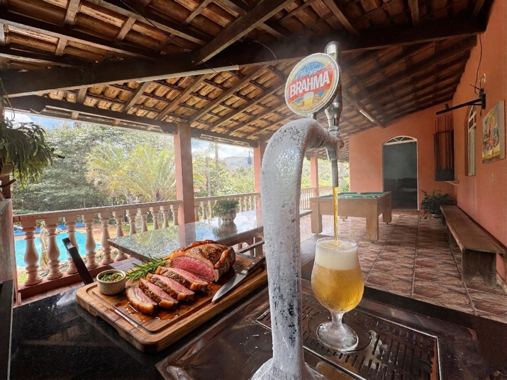 Área gourmet com choppeira profissional gelada e churrasco de picanha servido em tábua de madeira no Recanto do Bem, em Moeda MG.